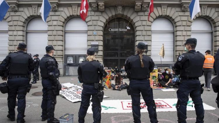 Ελβετία-Ζυρίχη: Η Αστυνομία Απομάκρυνε Ακτιβιστές για το Κλίμα από τις Εισόδους των Credit Suisse και UBS